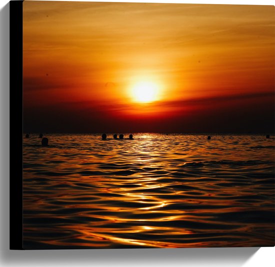 WallClassics - Canvas  - Zwemmende Mensen in Zee bij Ondergaande Zon - 40x40 cm Foto op Canvas Schilderij (Wanddecoratie op Canvas)