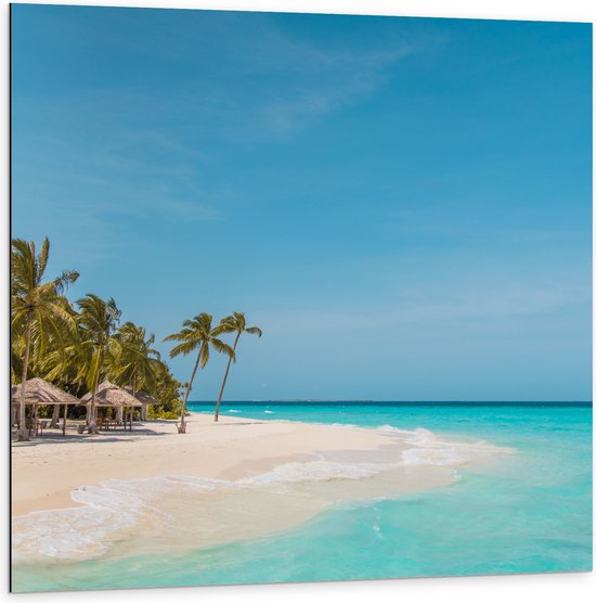 WallClassics - Dibond - Tropisch Strand met Palmbomen - 100x100 cm Foto op Aluminium (Wanddecoratie van metaal)