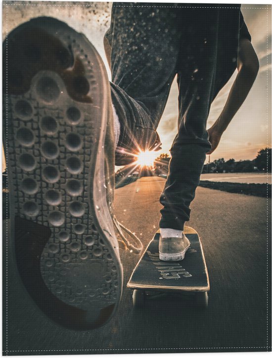 WallClassics - Vlag - Skater op Asfaltweg - 30x40 cm Foto op Polyester Vlag