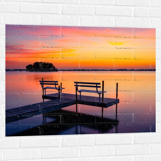 WallClassics - Muursticker - Bankjes op Vlonder bij Prachtige Zonsondergang - 100x75 cm Foto op Muursticker