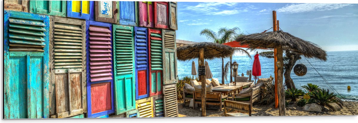 Dibond - Bankjes en Parasol dicht aan het Water - 90x30 cm Foto op Aluminium (Met Ophangsy