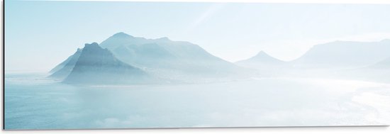 WallClassics - Dibond - Grote MIstplaag met Bergen - 90x30 cm Foto op Aluminium (Met Ophangsysteem)