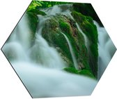 WallClassics - Dibond Hexagon - Mistige Waterval in de Natuur - 70x60.9 cm Foto op Hexagon (Met Ophangsysteem)