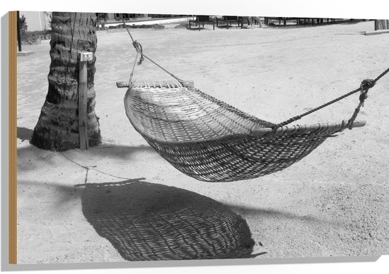 WallClassics - Hout - Hangmat op een Tropisch Strand Zwart / Wit - 90x60 cm - 12 mm dik - Foto op Hout (Met Ophangsysteem)