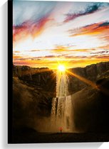 WallClassics - Toile - Soleil brillant à une cascade en haute Montagnes - 40x60 cm Photo sur toile (Décoration murale sur toile)