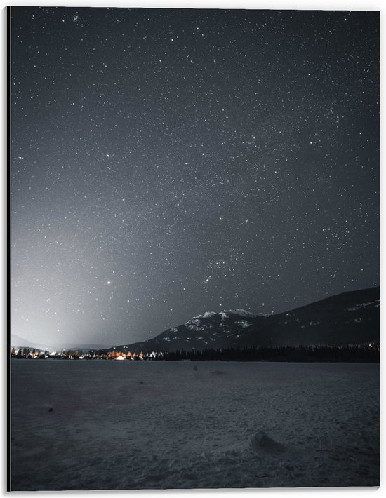 WallClassics - Dibond - Sterrenhemel boven Sneeuwlandschap - 30x40 cm Foto op Aluminium (Met Ophangsysteem)