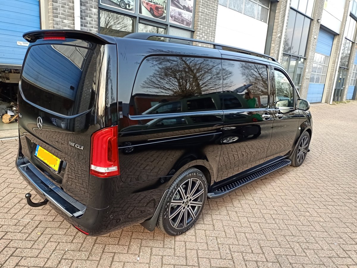 Spoiler Vito 2014+ W447 alleen voor klep gespoten in obsidian black