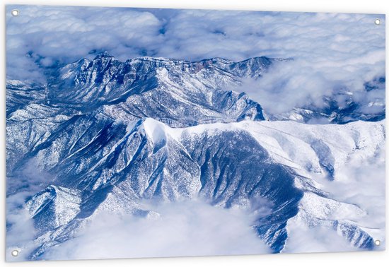 WallClassics - Tuinposter – Wolken bij Bergen met Sneeuw - 120x80 cm Foto op Tuinposter  (wanddecoratie voor buiten en binnen)
