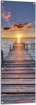 WallClassics - Tuinposter – Houten Vlonder boven Kalme Zee met Zon - 50x150 cm Foto op Tuinposter  (wanddecoratie voor buiten en binnen)