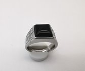 RVS Edelsteen Zwart Onyx zilverkleurig Griekse design Ring. Maat 22. Vierkant ringen met beschermsteen. geweldige ring zelf te dragen of iemand cadeau te geven.