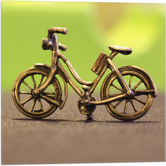 WallClassics - Vlag - Miniatuurbeeld van Gouden Fiets - 50x50 cm Foto op Polyester Vlag