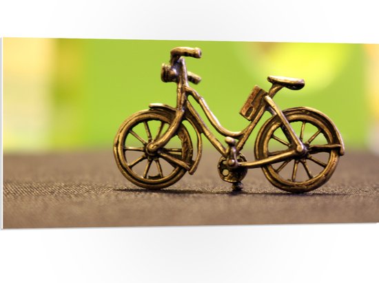 WallClassics - PVC Schuimplaat - Miniatuurbeeld van Gouden Fiets - 100x50 cm Foto op PVC Schuimplaat (Met Ophangsysteem)