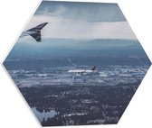 WallClassics - PVC Schuimplaat Hexagon  - Vliegtuigvleugel boven Land - 50x43.5 cm Foto op Hexagon (Met Ophangsysteem)