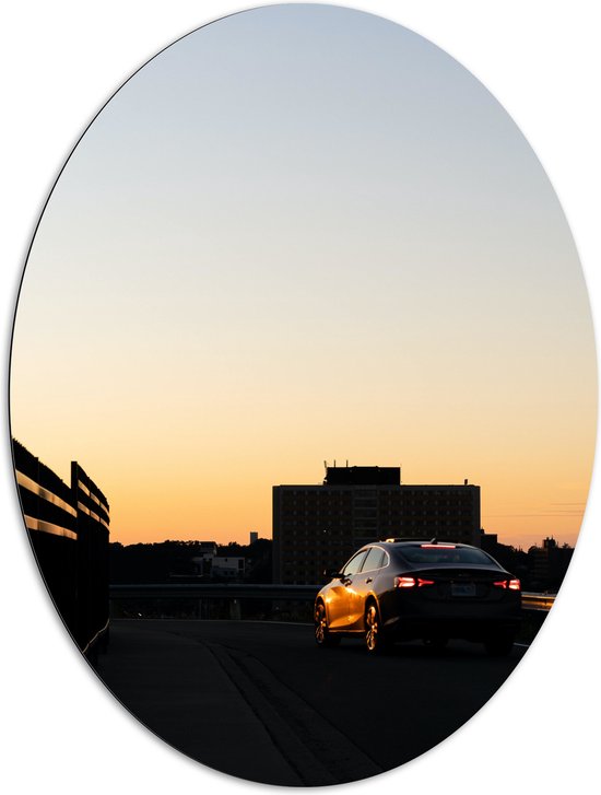 WallClassics - Dibond Ovaal - Auto op Dak van Parkeergarage - 81x108 cm Foto op Ovaal (Met Ophangsysteem)