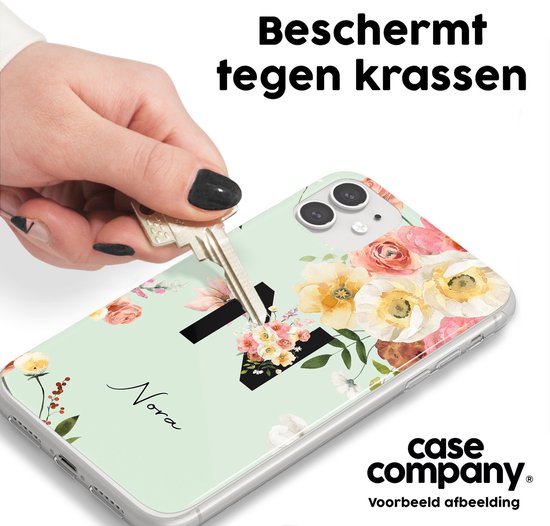 Lichtgroen telefoonhoesje met zwart initiaal 'N', bloemenprint en de tekst 'Nora'. Een hand met een sleutel laat het hoesje beschermd zien.
