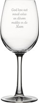 Witte wijnglas gegraveerd - 36cl - God koe net oaral wêze en dêrom makke er de Mem
