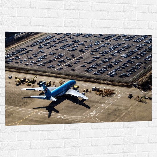 WallClassics - Muursticker - Blauw Vliegtuig op Vliegbasis - 120x80 cm Foto op Muursticker