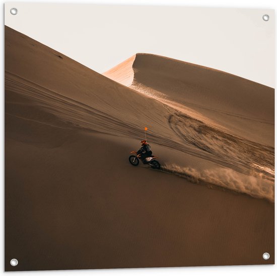 WallClassics - Tuinposter – Motorcrosser met Oranje Vlag op Berg in Woestijn - 80x80 cm Foto op Tuinposter  (wanddecoratie voor buiten en binnen)