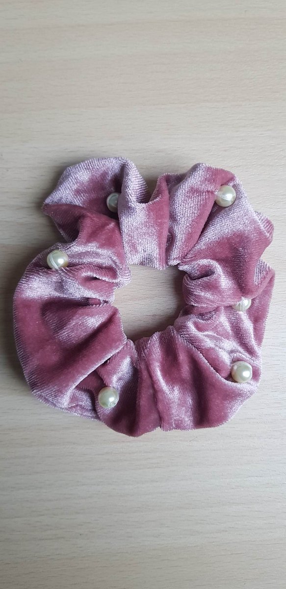 Equitare Scrunchie - Velvet Pearl - roze fluweel met parelmoer parels