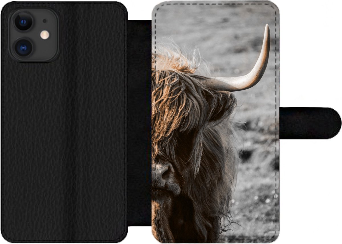 Telefoonhoesje Geschikt voor iPhone 12 Pro Max telefoonhoesje - Schotse hooglander - Koeien - Natuur - Met vakjes - Wallet case met magneetsluiting