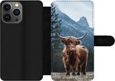 Bookcase Geschikt voor iPhone 13 Pro Max telefoonhoesje - Schotse hooglander - Dieren - landschap - Met vakjes - Wallet case met magneetsluiting