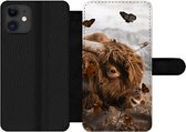 Bookcase Geschikt voor iPhone 11 telefoonhoesje - Schotse hooglander - Vlinders - Planten - Met vakjes - Wallet case met magneetsluiting