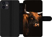 Bookcase Geschikt voor iPhone 12 telefoonhoesje - Schotse hooglander - Vacht - Koe - Met vakjes - Wallet case met magneetsluiting