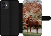 Bookcase pour iPhone 12 Pro Max Bookcase - Cheval - Arbre - Licou - Avec poches - Étui portefeuille avec fermeture magnétique