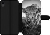 Étui pour iPhone XR Bookcase - Scottish Highlander - Zwart - Wit - Avec compartiments - Étui portefeuille avec fermeture magnétique
