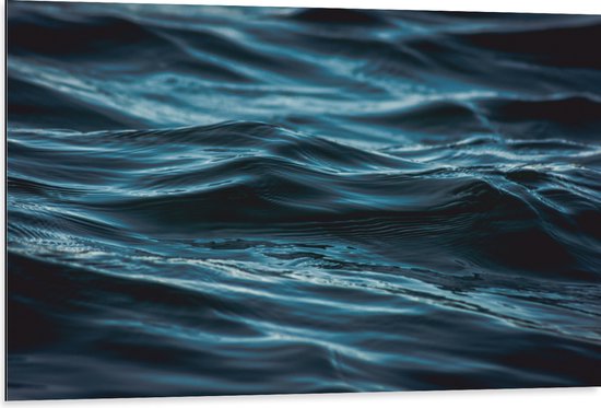 WallClassics - Dibond - Rustige Golven op Zee - 105x70 cm Foto op Aluminium (Met Ophangsysteem)