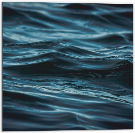 WallClassics - Dibond - Rustige Golven op Zee - 50x50 cm Foto op Aluminium (Wanddecoratie van metaal)