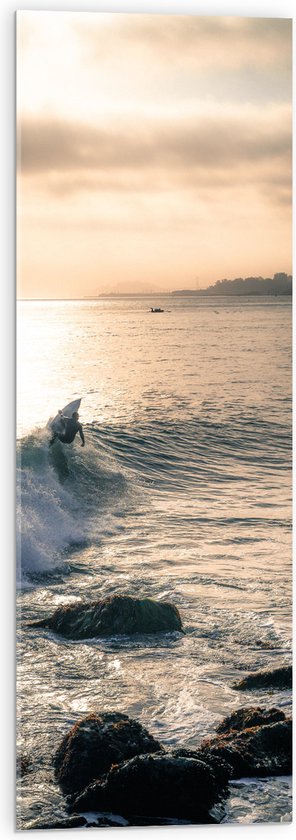 WallClassics - Acrylglas - Surfer op Zee aan de Kust - 30x90 cm Foto op Acrylglas (Met Ophangsysteem)
