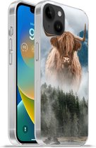 Geschikt voorApple Iphone 14 Plus - Soft case hoesje - Schotse hooglander - Koeien - Mist - Siliconen Telefoonhoesje