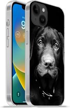 Geschikt voorApple Iphone 14 Plus - Soft case hoesje - Close-up labrador puppy tegen zwarte achtergrond in zwart-wit - Siliconen Telefoonhoesje