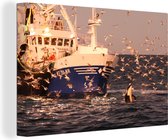 Bateau de pêche attrapant des poissons près du littoral Toile 30x20 cm - petit - Tirage photo sur toile (Décoration murale salon / chambre)