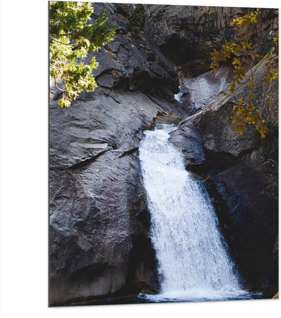 WallClassics - Dibond - Kleine Waterval van Rots af - 75x100 cm Foto op Aluminium (Met Ophangsysteem)