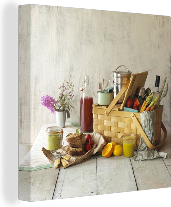 Panier pique-nique avec de la nourriture sur un plancher en bois 90x90 cm - Tirage photo sur toile (Décoration murale salon / chambre)