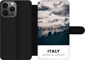 Bookcase Geschikt voor iPhone 13 Pro Max telefoonhoesje - Italië - Mist - Bos - Boom - Met vakjes - Wallet case met magneetsluiting