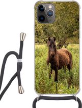 Hoesje met koord Geschikt voor iPhone 13 Pro - Paard - Bos - Gras - Siliconen - Crossbody - Backcover met Koord - Telefoonhoesje met koord - Hoesje met touw