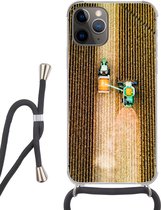 Hoesje met koord Geschikt voor iPhone 13 Pro - Trekker - Tractor - Akker - Land - Boerderij - Oogst - Siliconen - Crossbody - Backcover met Koord - Telefoonhoesje met koord - Hoesje met touw