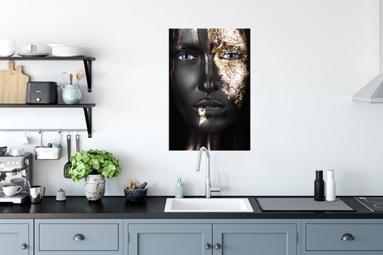Image unique d'une femme maquillée aux nuances dorées. Le portrait est facile à combiner grâce aux couleurs noir et or 60x90 cm