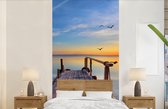 Behang - Fotobehang Water - Steiger - Vogels - Zonsondergang - Horizon - Breedte 120 cm x hoogte 240 cm
