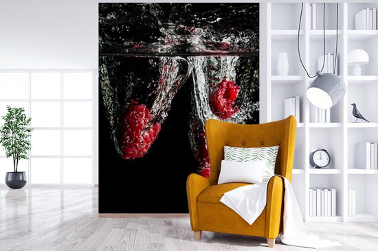 Behang - Fotobehang Frambozen - Fruit - Stilleven - Water - Zwart - Rood - Breedte 205 cm x hoogte 280 cm