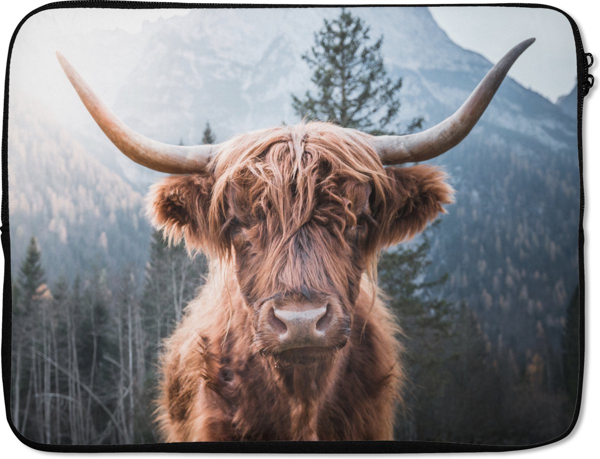 Laptophoes 17 inch - Schotse hooglander - Koe - Dieren - Berg - Natuur - Laptop sleeve - Binnenmaat 41x28 cm - Zwarte achterkant