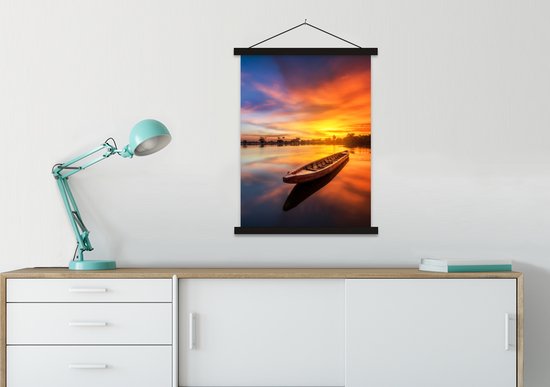 Posterhanger incl. Poster 90x120 cm - Schoolplaat - Boot - Water - Zonsondergang - Oranje - Water - Textielposter - Zwarte latten