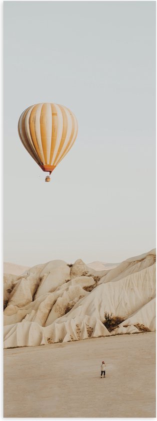 WallClassics - Poster Glanzend – Beige Luchtballon boven Beige Rotsen - 30x90 cm Foto op Posterpapier met Glanzende Afwerking