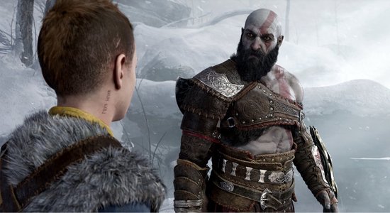 Kratos met baard en gepantserde outfit, kijkt naar Atreus in de sneeuw.
