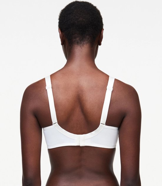 Vue arrière d'un mannequin à la peau foncée portant un soutien-gorge blanc à armatures. Les bretelles sont visibles.
