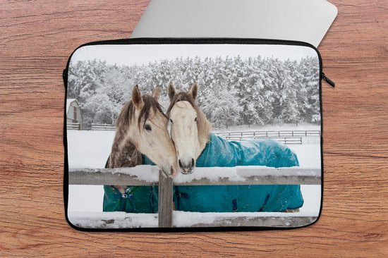 Housse ordinateur 13 pouces 34x24 cm - Paarden - Housse Macbook & Laptop Paarden in a snowstorm - Housse ordinateur portable avec photo