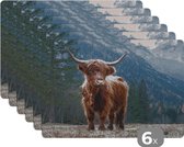 Placemat - Placemats kunststof - Schotse hooglander - Berg - Landschap - Bomen - Koe - Natuur - 45x30 cm - 6 stuks - Hittebestendig - Anti-Slip - Onderlegger - Afneembaar